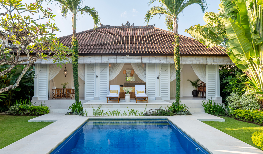 Hosted by Goddess Retreats, the Padel Goddess Retreat in Seminyak, Bali, is the world’s first women-only padel, yoga, and wellness retreat.